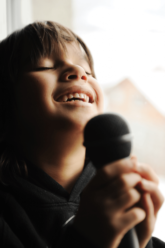 musician-kid-singing-with-microphone_rkn9shtri