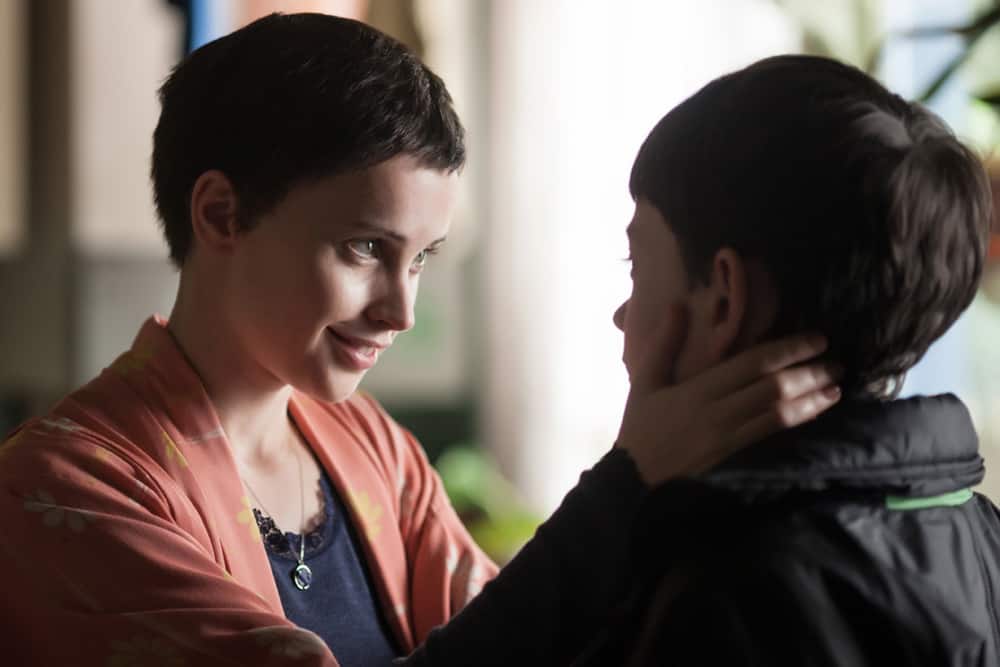 Felicity Jones (left) stars Mum and Lewis MacDougall (right) stars as Conor in director J.A. Bayona’s visually spectacular and stunningly emotional drama A MONSTER CALLS, a Focus Features release. Credit : Quim Vives / Focus Features